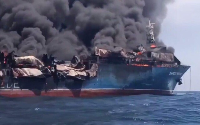 Iran hé lộ cách để tàu thuyền đi qua Hormuz mà không “trở thành đống sắt vụn”