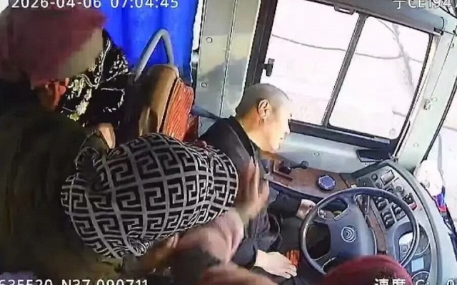 Tài xế xe buýt đột ngột phát bệnh, dùng 5 giây cuối đời phanh gấp ngay mép vực, cứu sống 45 người