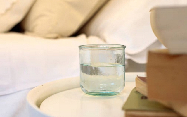 Không phải mê tín, đây là lý do tại sao nên đặt 1 cốc nước ở nhiệt độ phòng cạnh giường ngủ