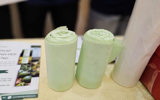 Từ vỏ cam sành bỏ đi, chàng trai làm túi sinh học xuất khẩu