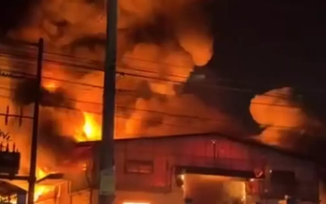 Cháy lớn kèm nhiều tiếng nổ tại công ty sơn ở TPHCM