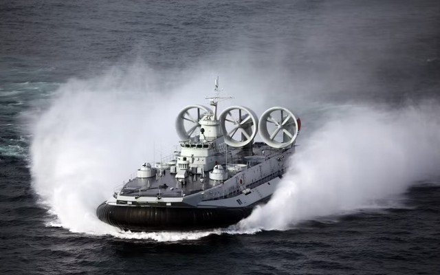 Trung Quốc âm thầm mở rộng hạm đội tàu đổ bộ đệm khí siêu lớn Zubr
