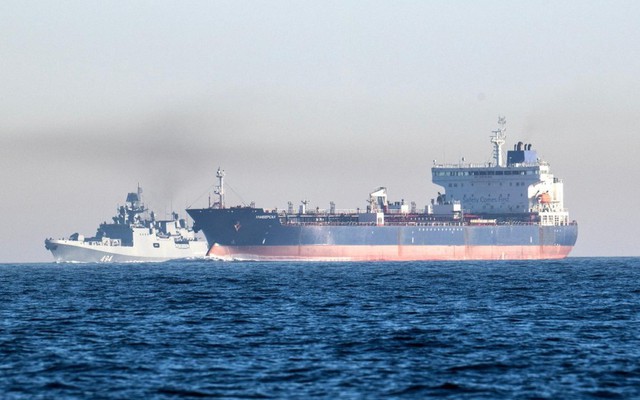 Khu trục Nga hộ tống 2 tàu chở dầu thuộc 'Hạm đội bóng tối' đi qua vùng biển Anh