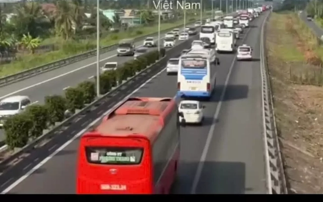 Dừng xe trên cao tốc đi vệ sinh, bị ô tô khách đâm chết tại chỗ