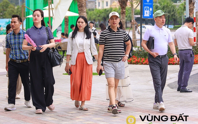 Nhà đầu tư nườm nượp đổ về nơi có “siêu đô thị 18 tỷ USD” của Vinhomes: Khách sạn kín phòng, nhà hàng kín chỗ