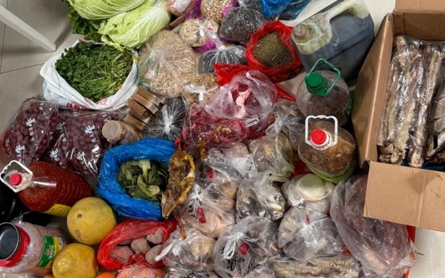 Nhìn mẹ chồng chuẩn bị đồ cho nhà chị dâu lên Hà Nội mà tôi uất nghẹn: "Cùng phận con mà sao phân biệt vậy?"