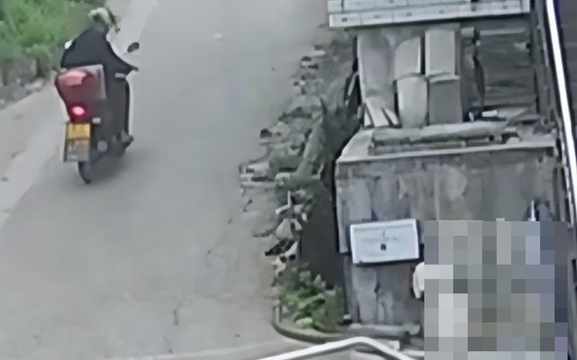 Chi tiết bất thường ở nhà hàng xóm khiến người đàn ông vội gọi cảnh sát: Kịp thời cứu mạng 2 trẻ nhỏ