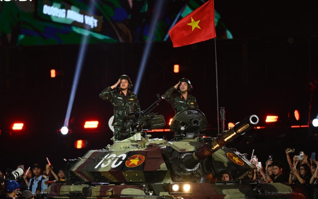 Chỉ concert Việt Nam mới có: Xe tăng tiến thẳng lên sân khấu, cả chục nghìn người cùng chào hiệu lệnh