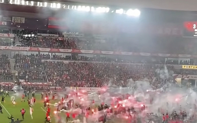 Kinh hoàng cảnh hỗn loạn trận derby: Hàng trăm CĐV lao xuống sân ném pháo sáng mù mịt, một thủ môn bị tấn công