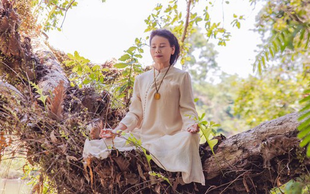Mẹ ruột "nữ hoàng" showbiz Việt đăng ảnh ngồi thiền trên cây, nói thẳng lý do tu tập vẫn nóng giận