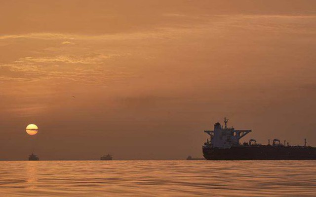 Iran hành động “gắt”, tàu hàng trúng đòn ở eo biển Hormuz