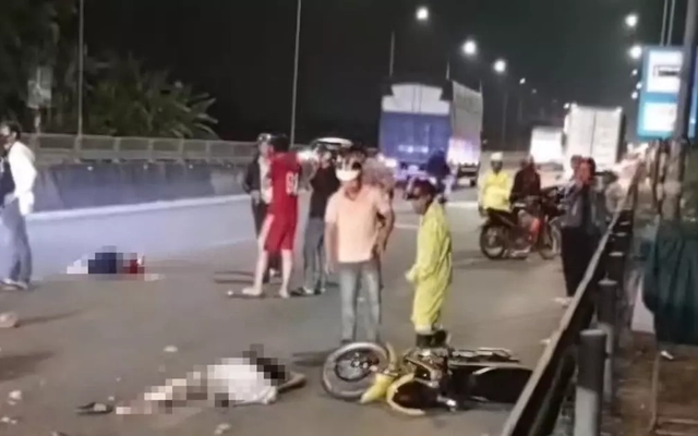 Ô tô va chạm mạnh với xe máy khiến 3 người thương vong