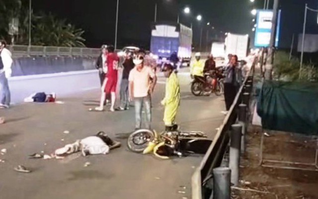 Ba cha con thương vong khi ô tô va chạm xe máy
