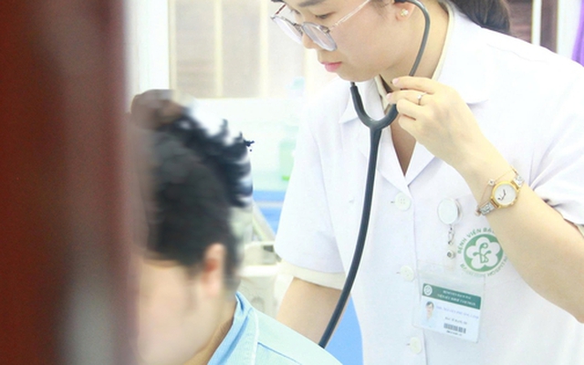 Người mẹ trẻ ôm con ra ban công sau nhiều tuần trầm cảm sau sinh