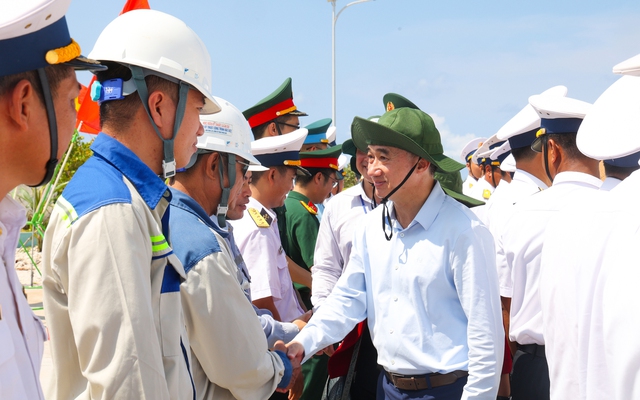 Thứ trưởng Trần Văn Thuấn: Y bác sĩ ở Trường Sa là “nguồn nội lực” để phát triển y tế biển đảo