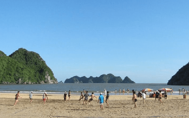 Ngoài Cát Cò, Cát Bà còn có 1 bãi biển rộng, nước êm, xa trung tâm: Nhiều người chưa biết tên