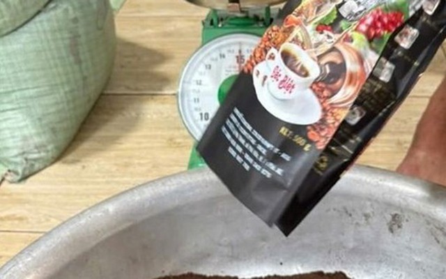 Đột kích 3 địa điểm, công an phát hiện đường dây sản xuất cà phê giả, tịch thu gần 600 kg bột cùng hàng nghìn bao bì