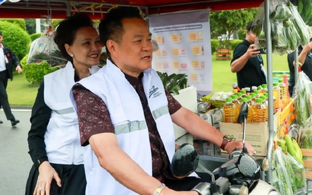 Thủ tướng Thái Lan bất ngờ lái xe ba bánh bán rong: Hơn 4 triệu hộ gia đình sắp nhận tin vui lớn
