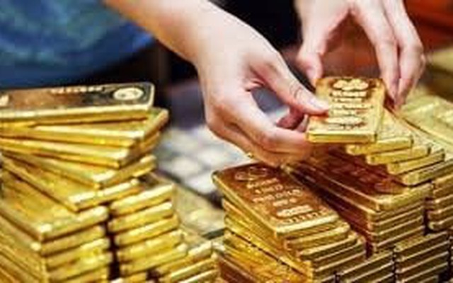 "Vàng đang trên đà vọt lên 10.000 USD", một tỷ phú dồn cả tỷ USD mua vàng, bạc dù vừa "thua đau đớn"