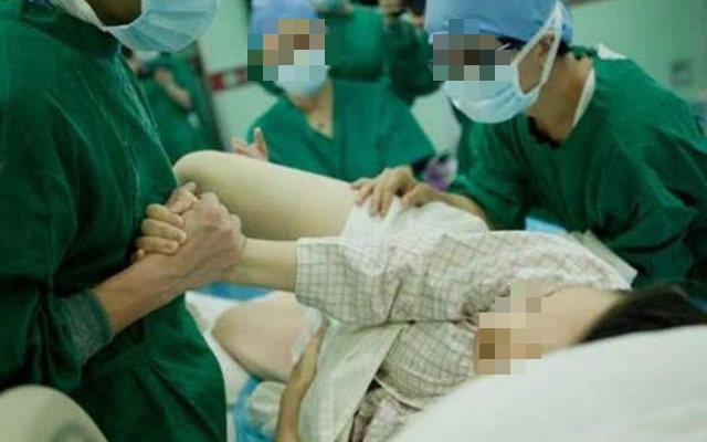 Cô gái 20 tuổi bất ngờ sinh bé gái 2,7kg sau một lần đau bụng: "Tôi tưởng ngộ độc thực phẩm"