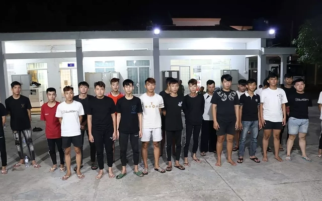 Hàng chục thanh thiếu niên hỗn chiến bằng dao, bom xăng lúc rạng sáng