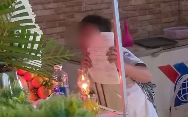 Bức hình khoe bố điểm 10 xót xa nhất lúc này: Vẫn món quà đó nhưng cái xoa đầu động viên không còn nữa rồi!