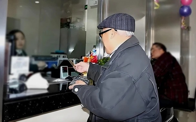 Cụ ông 82 tuổi ôm gần 6 tỷ đồng đi gửi ngân hàng, tá hỏa phát hiện toàn giấy lộn không giá trị, cảnh sát phá án sau 5 tiếng