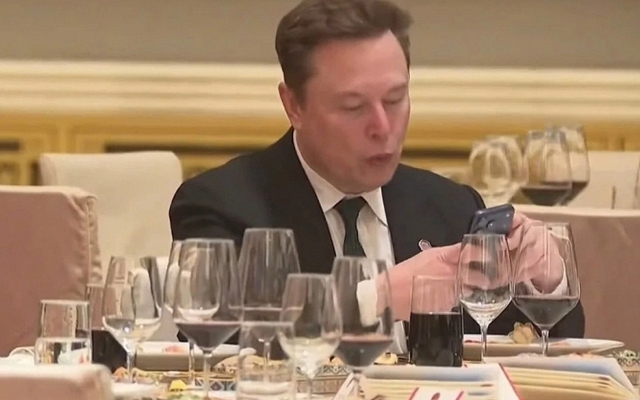 Tỷ phú Elon Musk dùng điện thoại gì?