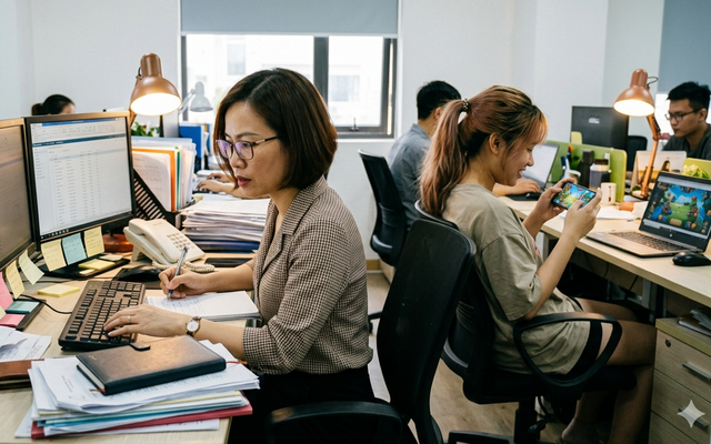 Đồng nghiệp gen Z vừa than 'bị dí deadline’ vừa miệt mài xem TikTok