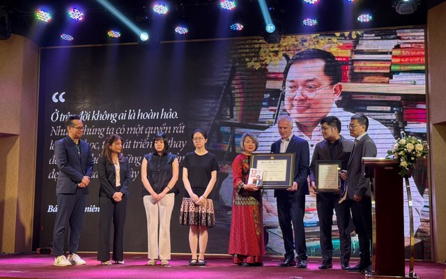 Ông Hoàng Nam Tiến được trao bằng Tiến sĩ danh dự từ đại học Mỹ