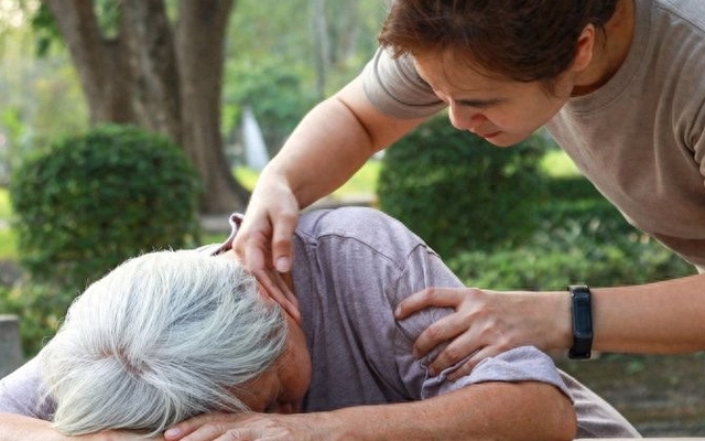 Người phụ nữ đột ngột qua đời sau bữa trưa, bác sĩ cảnh báo: Nhiều người làm 4 việc sau khi ăn mà không biết đang hại mình
