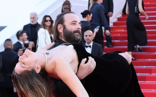 Khoảnh khắc 'điên' nhất thảm đỏ Cannes