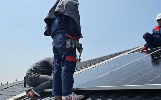 Giá tấm pin năng lượng, pin lưu trữ đồng loạt tăng giữa "cơn sốt" lắp điện mặt trời mái nhà