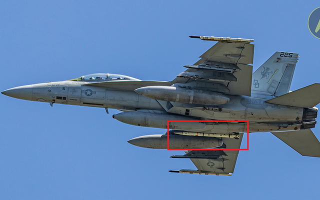 F/A-18F Super Hornet lần đầu được phát hiện mang tên lửa AIM-260 trực chiến