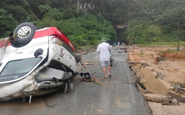 Mưa lũ và dông lốc đánh chìm tàu, cuốn trôi ô tô, thiệt hại hơn 10 tỷ đồng
