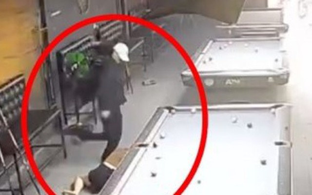 Nam thanh niên xông vào quán bida túm tóc, đạp vào mặt cô gái trẻ