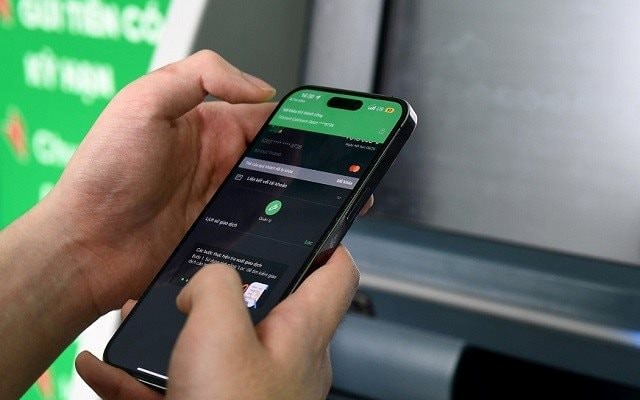 Phong tỏa tài khoản ngân hàng với những ai thực hiện giao dịch chuyển khoản có nội dung sau