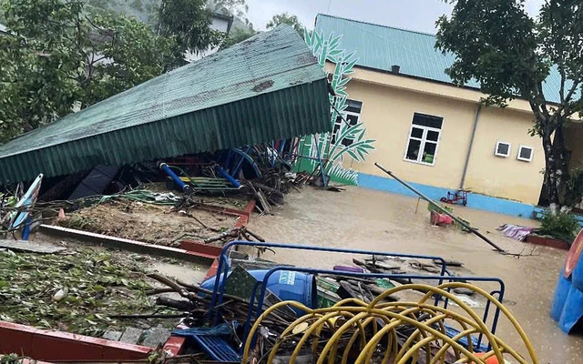 Dông lốc quét qua Quảng Ninh, cuốn bay mái tôn nhà dân