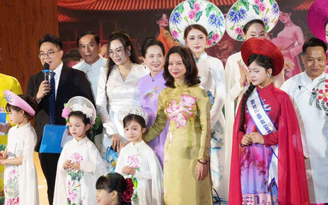 Chạy mưa dựng lại sân khấu trong 3 tiếng, NTK Cao Thu Vân vẫn kể trọn "Miền ký ức" bằng áo dài