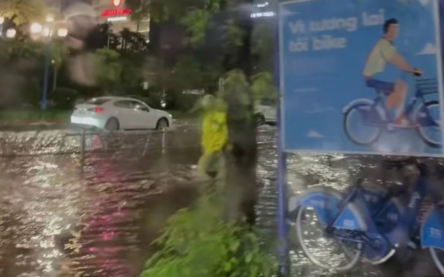 Vì sao đường phố Hà Nội úng ngập dù mưa không quá lớn?
