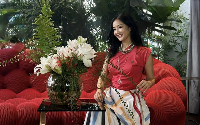 Nữ ca sĩ đi hát gần 50 năm, trải qua 2 cuộc hôn nhân "kỳ lạ", tuổi 56 thư thả trồng cây ở penthouse 650 m2