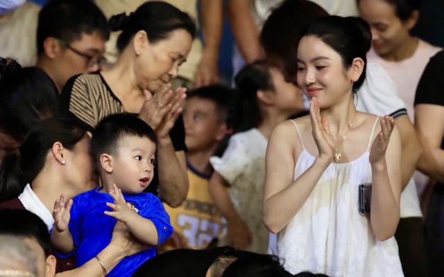 Chu Thanh Huyền có hành động khó hiểu trên sóng truyền hình khi Quang Hải đang trả lời phỏng vấn