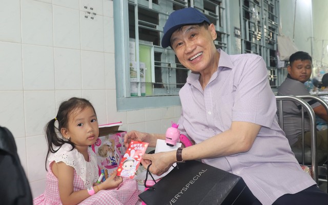 Tỷ phú Johnathan Hạnh Nguyễn xuất hiện tại BV Nhi đồng 2 với chiếc túi "Very Special" vào ngày đặc biệt
