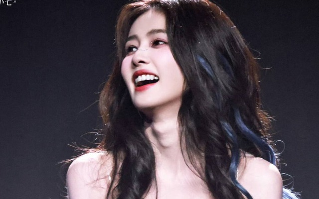 Mỹ nhân có nụ cười vô duyên nhất showbiz không biết xấu hổ à?