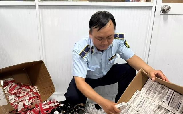 TPHCM đột kích nhiều kho hàng, thu giữ hàng nghìn sản phẩm '3 không'