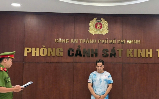 Cảnh sát đồng loạt kiểm tra 3 địa điểm bán hàng, khởi tố ông chủ Nguyễn Trần Việt Hoàng SN 1993