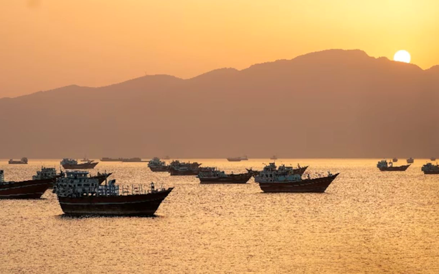 Hai siêu tàu 'phăm phăm' đi qua vùng chiến sự, láng giềng Việt Nam sắp nhận 4 triệu thùng dầu