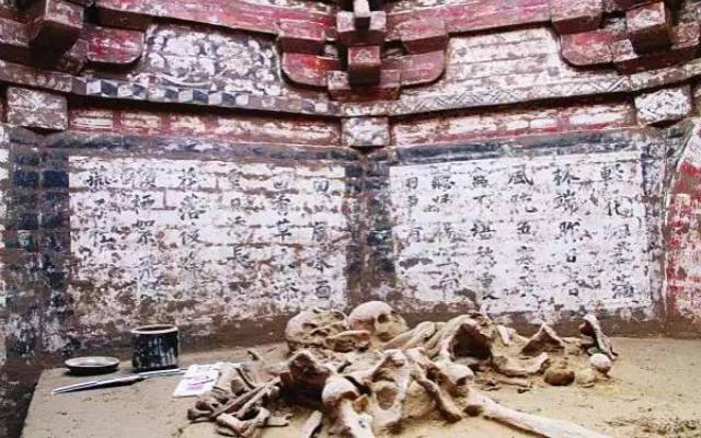 Vào mộ cổ nghìn năm, chuyên gia phát hiện điều bất thường: Đèn tắt ngấm, tường bỗng hiện đầy "bóng người"