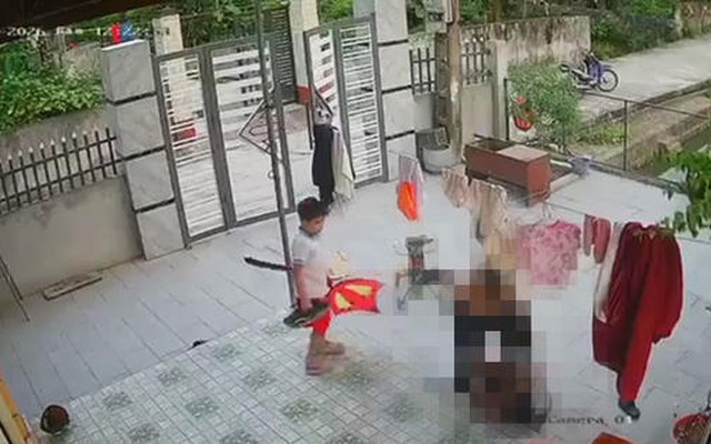Bé trai 11 tuổi nhập viện sau khi bị hành hung vì nghi lấy diều