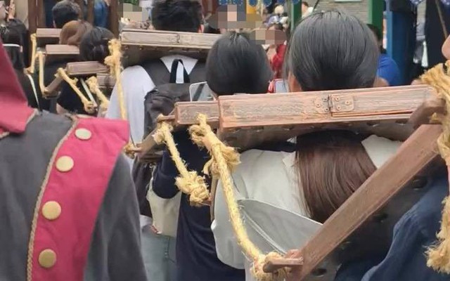 Dịch vụ du lịch lạ chỉ có khi du lịch Trung Quốc: Hơn 1 triệu đồng/1 lần thử, phải đeo gông vào cổ